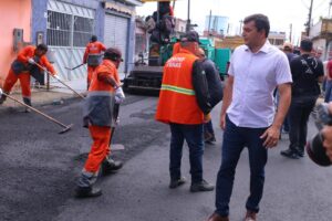 Imagem da notícia - Wilson Lima e David Almeida vistoriam obras da parceria entre Estado e Município para asfaltar 10 mil ruas