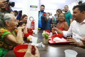 Imagem da notícia - No Aleixo, Wilson Lima inaugura Prato Cheio para servir sopa gratuitamente para 400 pessoas, por dia
