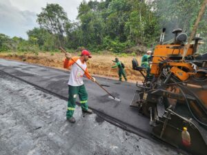 Imagem da notícia - Governo do Estado avança na pavimentação do ramal Sulivan Portela, em Rio Preto da Eva