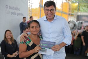 Imagem da notícia - Wilson Lima dá início à nova fase de entrega de cartões do Auxílio Estadual Permanente em Manaus