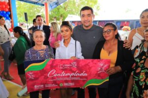 Imagem da notícia - Governo do Amazonas entrega 54 mil pacotes de absorventes para alunas da rede pública e contempla mais de 60 mulheres com Crédito Rosa, em Parintins