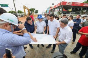 Imagem da notícia - Governador Wilson Lima e prefeito David Almeida vistoriam obras do complexo viário na avenida das Torres