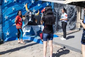 Imagem da notícia - Bumbódromo recebe visitantes para conhecer os bastidores do 56º Festival Folclórico de Parintins