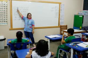 Imagem da notícia - Com o reajuste de 8%, amplitude salarial de docentes em início e final de carreira no AM ultrapassa R$ 10 mil