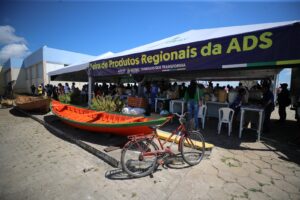 Imagem da notícia - Governador Wilson Lima entrega feira de produtos regionais no porto de Parintins e libera R$ 1,8 milhão em crédito rural