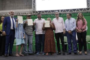 Imagem da notícia - Wilson Lima inicia regularização fundiária de mais 1,5 mil unidades habitacionais e entrega 200 títulos definitivos