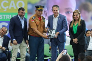 Imagem da notícia - Governo do Amazonas entrega mais de 600 livros à escola bilíngue de francês da rede estadual