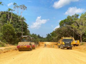 Imagem da notícia - Governo do Amazonas realiza pavimentação do ramal da Cooperativa, na zona rural de Manaus