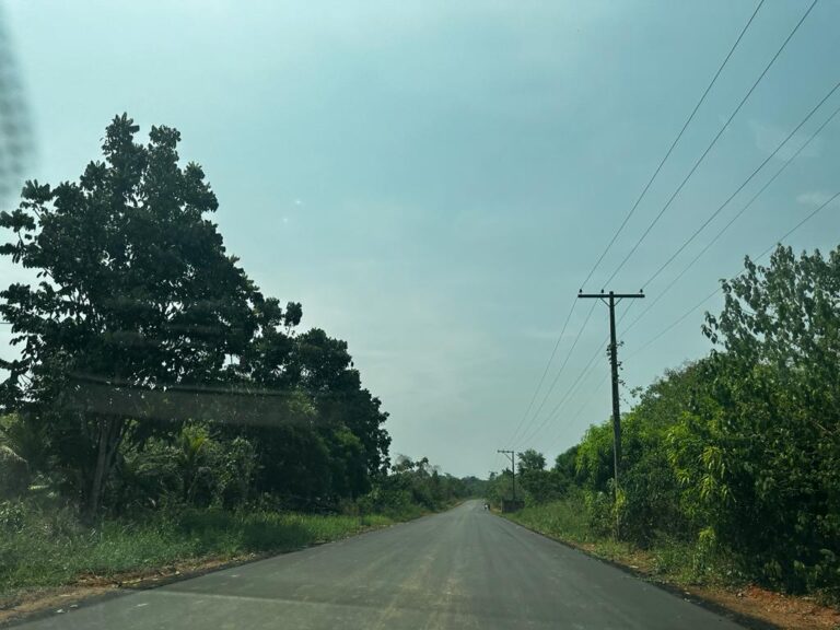 Obra de pavimentação da estrada da Emade avança na zona rural de Tefé
