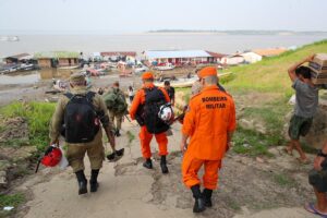 Imagem da notícia - Governo do Amazonas atende moradores da comunidade de Beruri após desbarrancamento