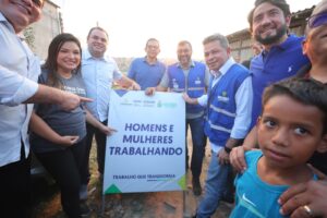 Imagem da notícia - Asfalta Amazonas: Governador Wilson Lima vistoria início de obras de recuperação viária na comunidade Coliseu I, na zona leste de Manaus