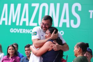 Imagem da notícia - Em Parintins, Wilson Lima entrega 281 títulos definitivos de imóveis para famílias da comunidade Pascoal Alaggio