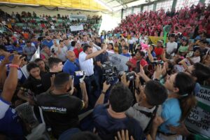 Imagem da notícia - Em Novo Airão, Wilson Lima concede mais de 120 títulos definitivos de moradia e realiza entregas que somam R$ 34 milhões