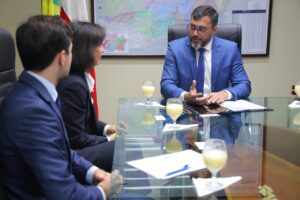 Imagem da notícia - Wilson Lima apresenta mercado de carbono e iniciativas sustentáveis do Amazonas à embaixadora polonesa no Brasil