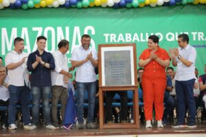Imagem da notícia - Wilson Lima entrega estádio, anuncia polo do Pelci e leva fomento aos setores social e primário em Presidente Figueiredo