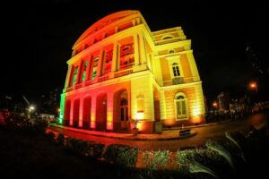 Imagem da notícia - Teatro Amazonas recebe iluminação com as cores da bandeira do Rio Grande do Sul