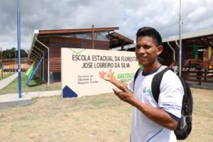 Imagem da notícia - “Fiz parte da construção e vou terminar meus estudos aqui”, diz aluno que fará EJA na primeira Escola da Floresta do país