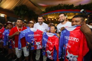 Imagem da notícia - Em Parintins, Wilson Lima entrega aeroporto Júlio Belém revitalizado e 150 triciclos reformados