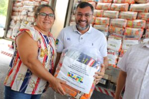 Imagem da notícia - Governador Wilson Lima entrega mais de 200 toneladas de alimentos para pescadores afetados pela estiagem no Amazonas