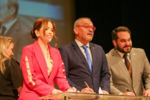 Imagem da notícia - Solo Seguro: Governo do Amazonas entrega títulos definitivos  e formaliza parceria para ampliar regularização fundiária