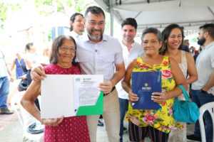 Imagem da notícia - Wilson Lima entrega títulos definitivos para moradores do Residencial Gilberto Mestrinho, alcançando mais de 17 mil imóveis regularizados