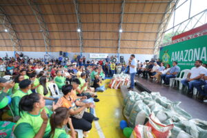 Imagem da notícia - Em Manacapuru, governador Wilson Lima paga R$ 3,2 milhões em subvenções da juta e malva, borracha e piaçava