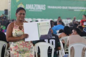 Imagem da notícia - Na semana do Natal, governador Wilson Lima entrega 400 títulos definitivos para moradores de Novo Airão