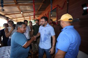 Imagem da notícia - Governador Wilson Lima entrega placas de energia solar a comunidades turísticas de Novo Airão