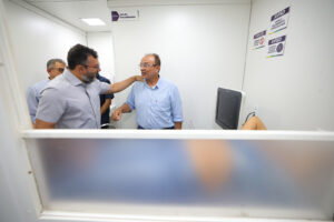 Imagem da notícia - Governador Wilson Lima vistoria atendimentos da primeira Carreta da Saúde do ano, em Iranduba