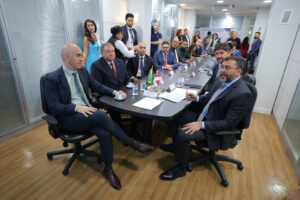 Imagem da notícia - Governador Wilson Lima, Ministério das Cidades e Secretaria do Patrimônio da União assinam contrato para construção de moradias populares em antigo prédio da Receita Federal