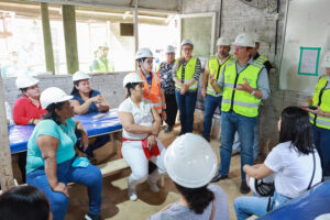 Imagem da notícia - Famílias beneficiadas pelo Prosamin+ visitam obras do Residencial Maués, onde irão residir
