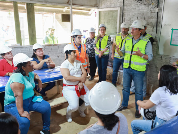 Famílias beneficiadas pelo Prosamin+ visitam obras do Residencial Maués, onde irão residir