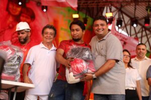 Imagem da notícia - Festival de Parintins 2025: Governo do Amazonas entrega kits de EPIs aos bumbás Caprichoso e Garantido