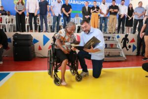 Imagem da notícia - Governador Wilson Lima entrega mil títulos no Vale do Sinai e ultrapassa 19 mil famílias com imóveis regularizados no Amazonas