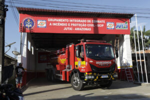Imagem da notícia - Em Jutaí, governador Wilson Lima entrega viatura de combate a incêndio com capacidade para 10 mil litros de água