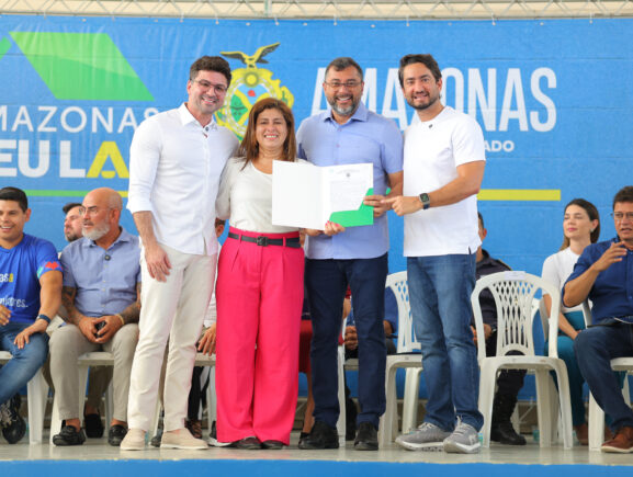 Governador Wilson Lima entrega títulos definitivos e anuncia regularização de 1,8 mil imóveis em Manaus