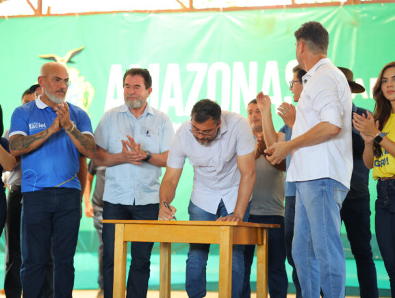 Em Apuí, governador Wilson Lima assina decreto que amplia regularização ambiental de produtores rurais no sul do Amazonas
