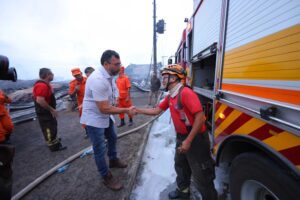 Imagem da notícia - Governador Wilson Lima acompanha trabalho do Corpo de Bombeiros no combate a incêndio em fábricas de Manaus