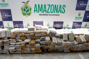Imagem da notícia - Governo do Amazonas faz apreensão de 1 tonelada de maconha na capital