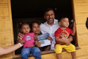 Imagem da notícia - Governador Wilson Lima entrega 800 novos cartões do Auxílio Estadual e reforça ações sociais em Autazes