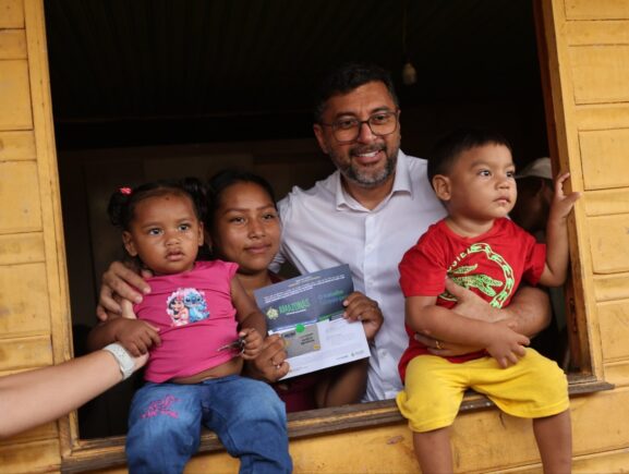 Governador Wilson Lima entrega 800 novos cartões do Auxílio Estadual e reforça ações sociais em Autazes