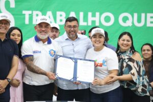 Imagem da notícia - Em Maués, governador Wilson Lima assina ordem de serviço para recuperação viária, anuncia investimentos em água e entrega iluminação pública