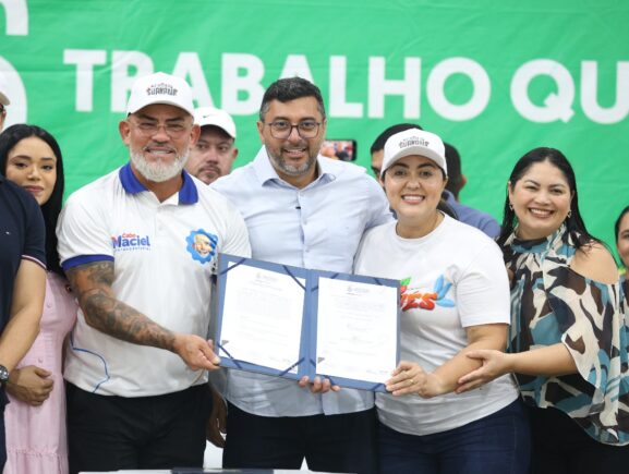 Em Maués, governador Wilson Lima assina ordem de serviço para recuperação viária, anuncia investimentos em água e entrega iluminação pública