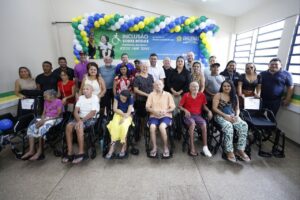 Imagem da notícia - Vice-governador Tadeu de Souza participa de entrega de cartões do Auxílio Estadual em municípios do Baixo Solimões
