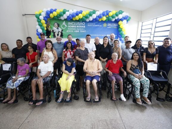 Vice-governador Tadeu de Souza participa de entrega de cartões do Auxílio Estadual em municípios do Baixo Solimões