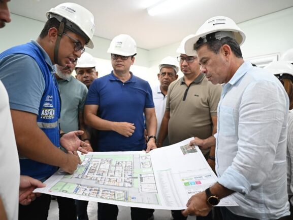 No Médio Amazonas, vice-governador Tadeu de Souza vistoria obras de reforma em hospital de Urucurituba 