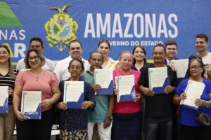 Amazonas Meu Lar: governador interino Roberto Cidade entrega 500 títulos definitivos e am…