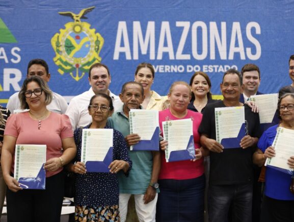 Amazonas Meu Lar: governador interino Roberto Cidade entrega 500 títulos definitivos e am…