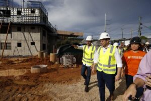 Imagem da notícia - Em vistoria de obras do Residencial Compensa, governador interino Roberto Cidade destaca continuidade dos projetos habitacionais no Amazonas