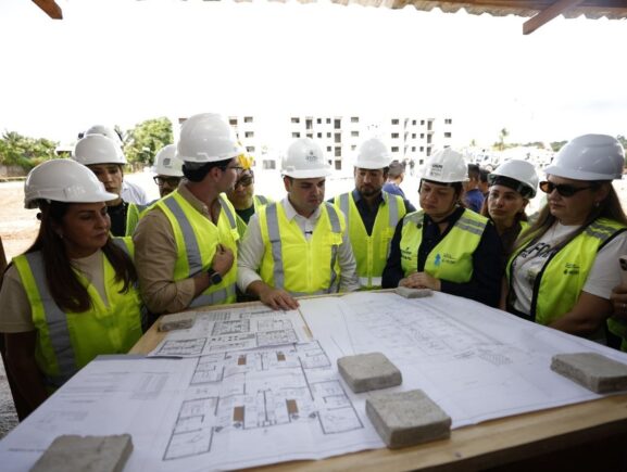 Amazonas Meu Lar: governador interino Roberto Cidade acompanha avanço das obras no Reside…